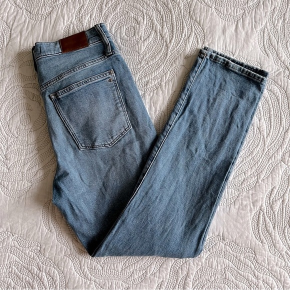 Madewell - The High-Rise Slim Boyjean in Summit Wash: Summerweight Edition - Picture 11 of 13